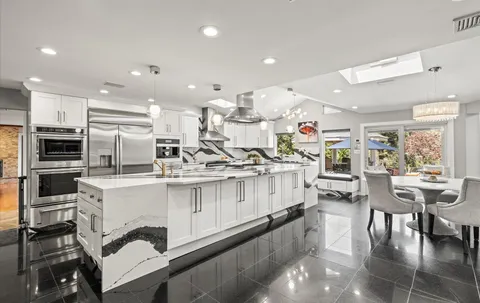 $2,475,000 | 5 Glen Hill Court, Dix Hills, NY 11746