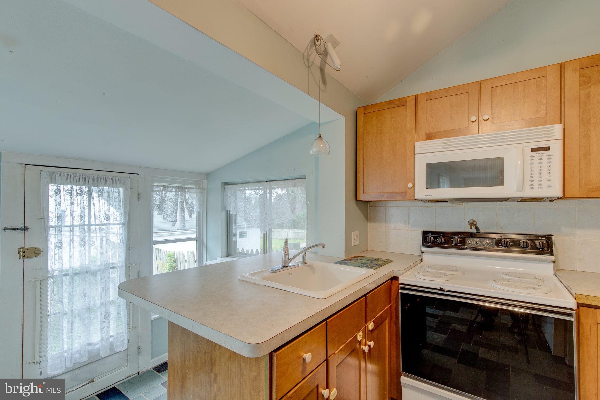 1002 Rutledge Avenue Phoenixville, PA 19460 - Photo 14 of 22 Kitchen opening down to breakfast room