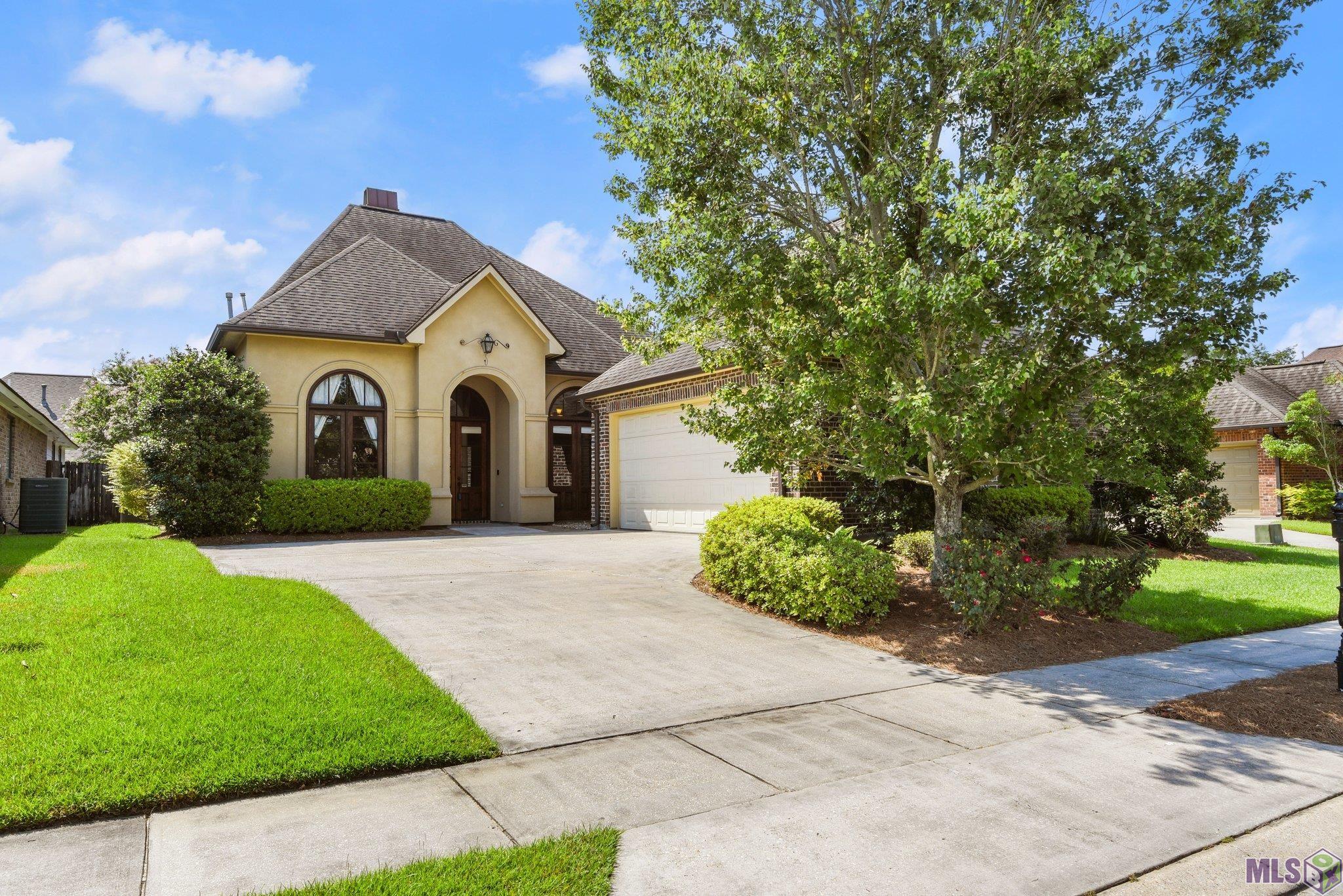 Welcome to 8873 Foxgate Drive