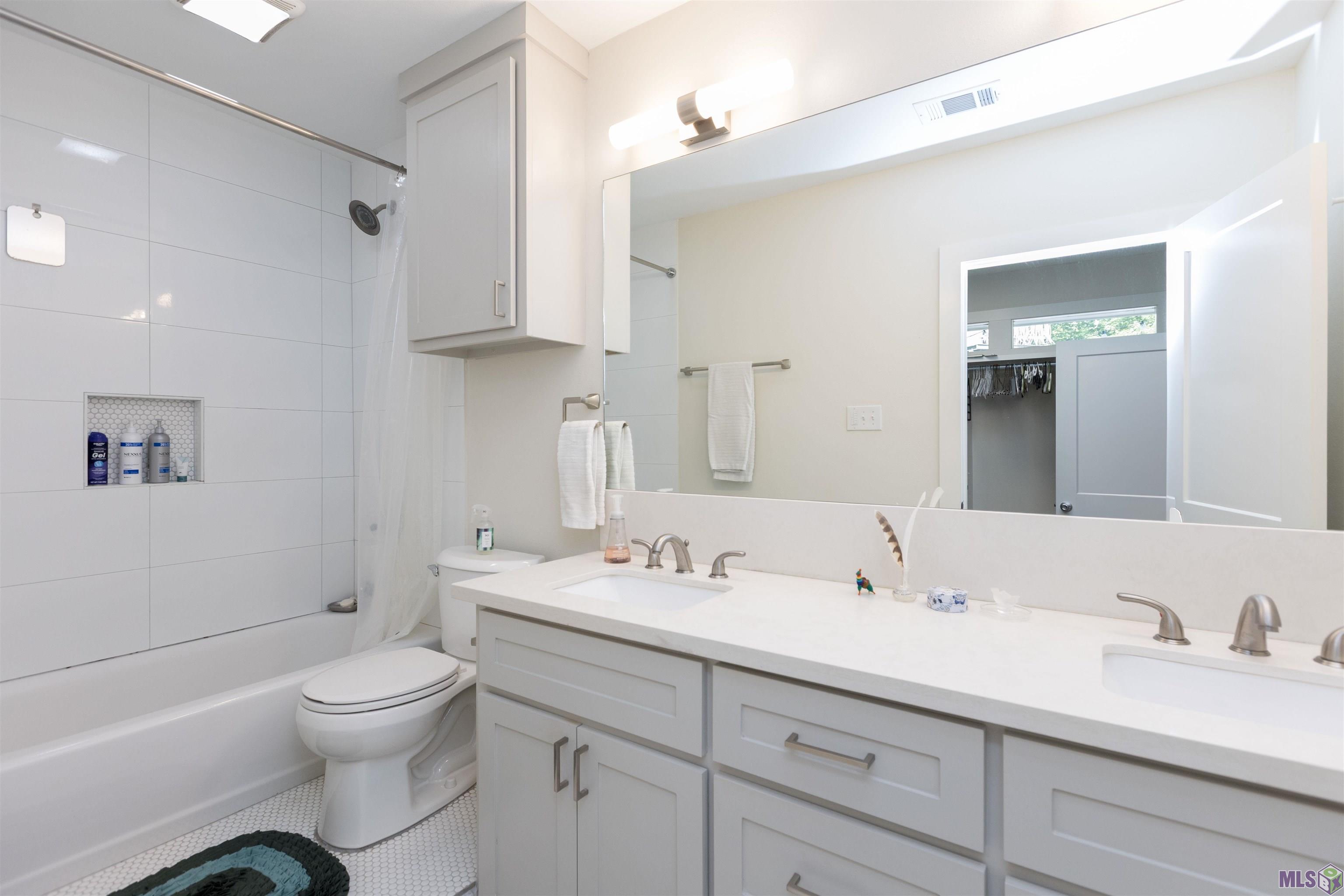 2455 Woodland Ridge Boulevard Baton Rouge, LA 70816 - Photo 15 of 22 Primary Bathroom