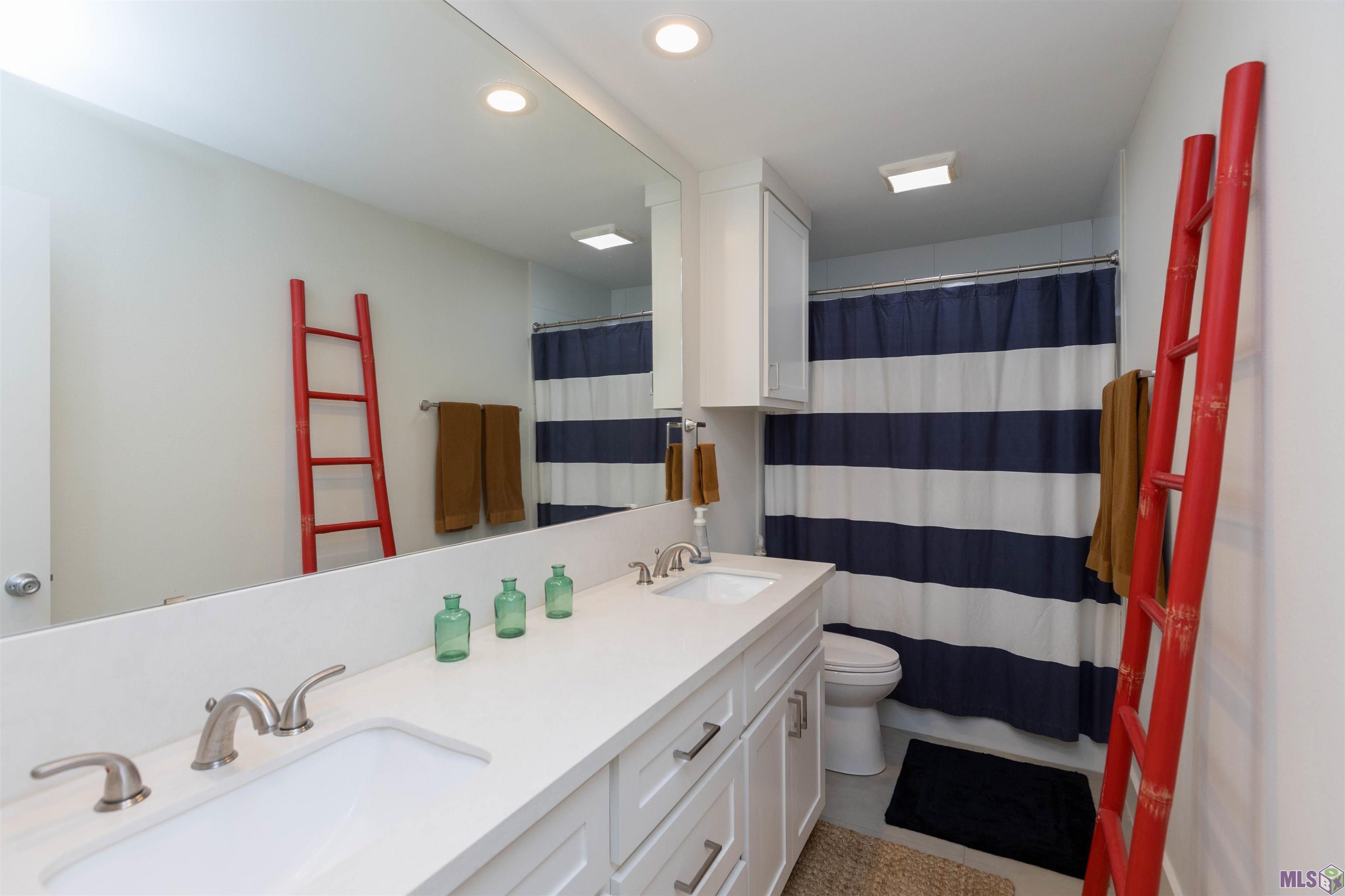 2455 Woodland Ridge Boulevard Baton Rouge, LA 70816 - Photo 18 of 22 Guest Bathroom