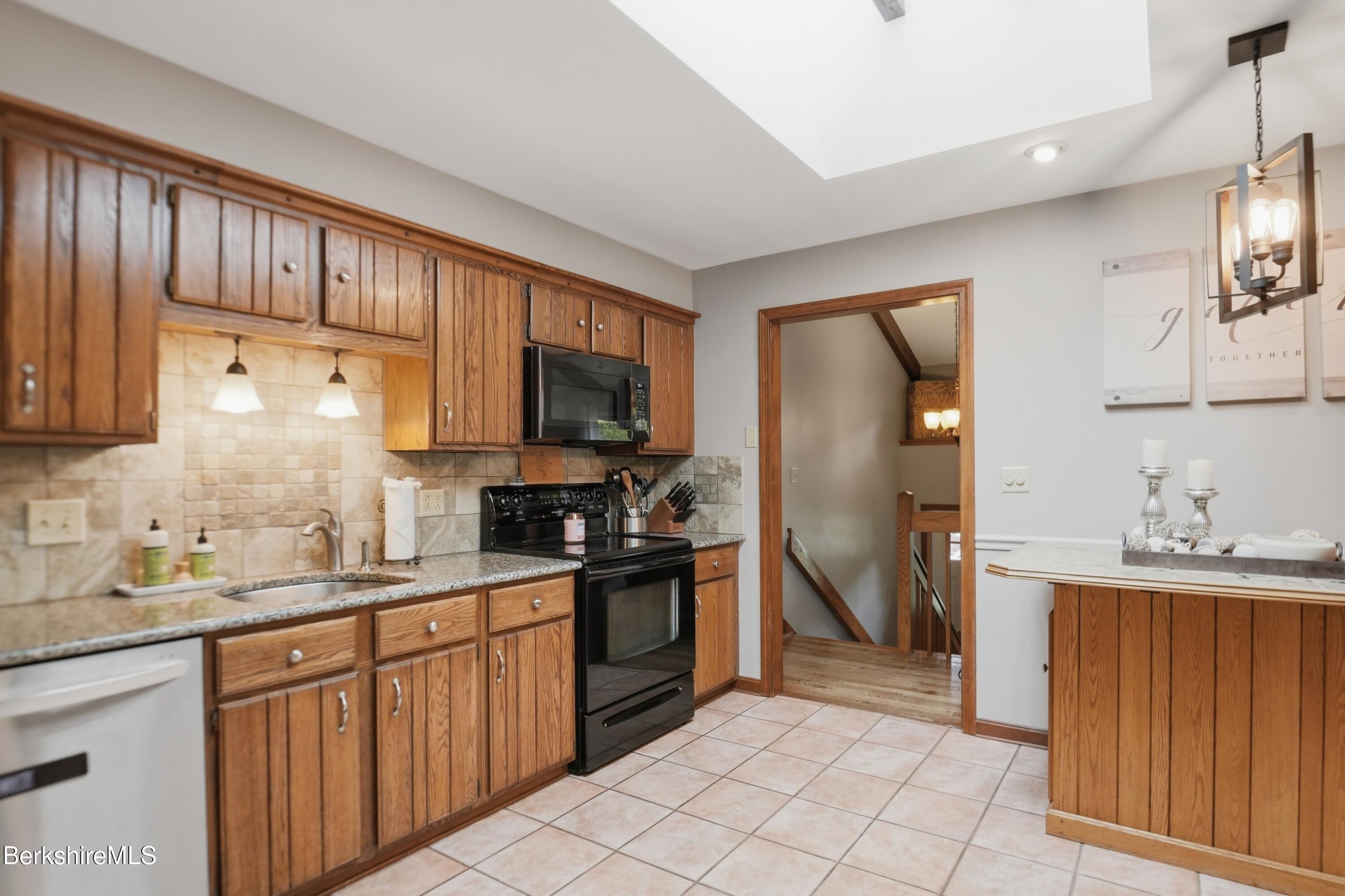 134 Oak Hill Road Pittsfield, MA 01201 - Photo 20 of 66 Kitchen