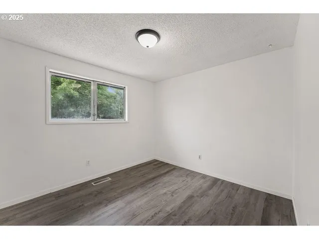 $325,000 | 2098 Delta Waters Road, Medford, OR 97504