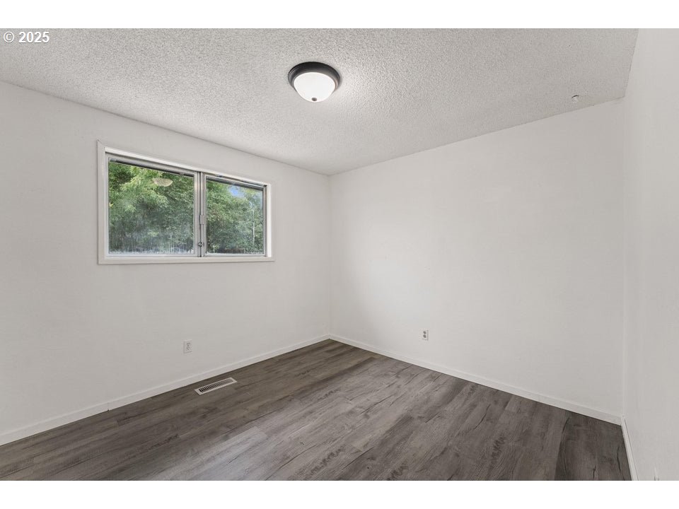 2098 Delta Waters Road Medford, OR 97504 - Photo 12 of 23