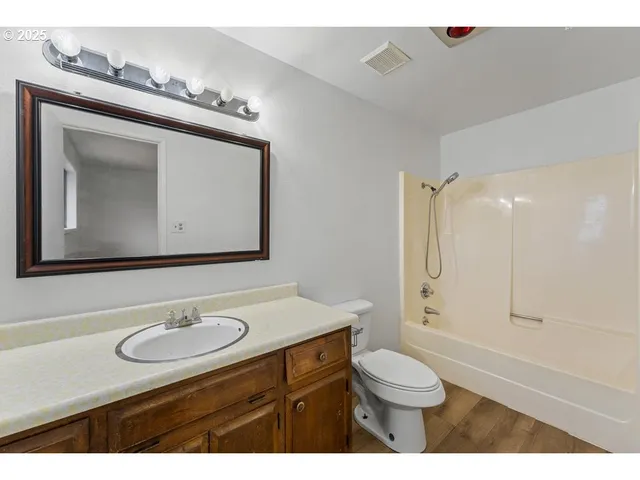 $325,000 | 2098 Delta Waters Road, Medford, OR 97504