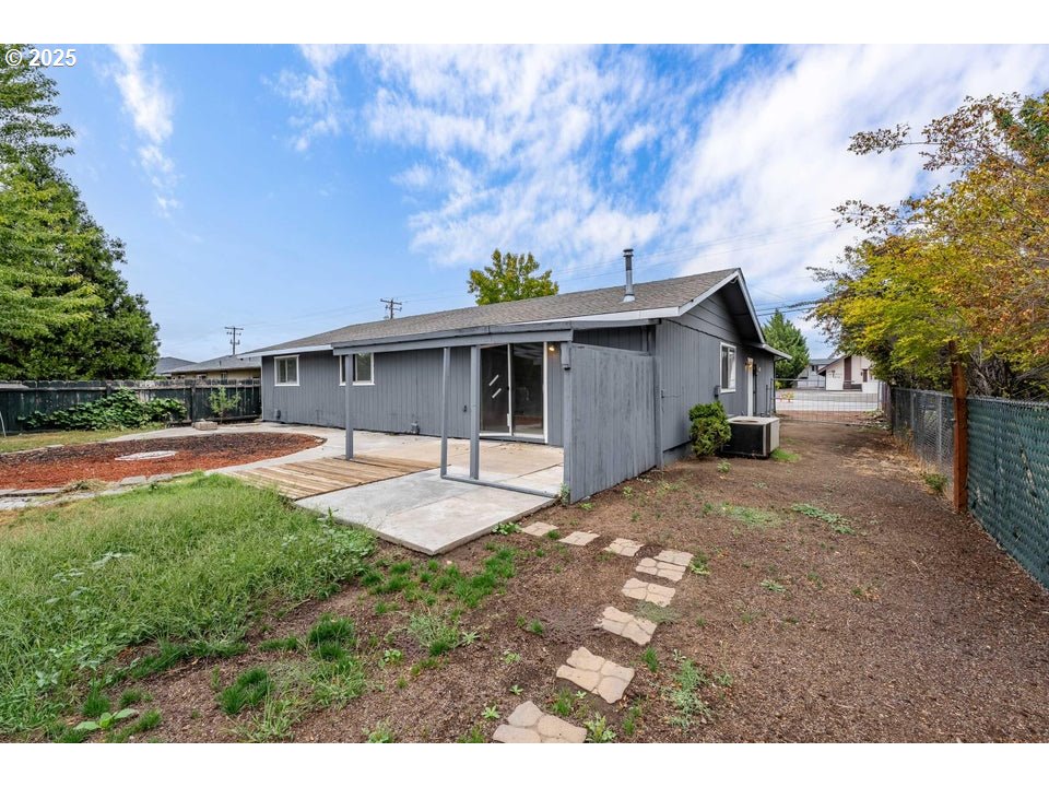 2098 Delta Waters Road Medford, OR 97504 - Photo 18 of 23