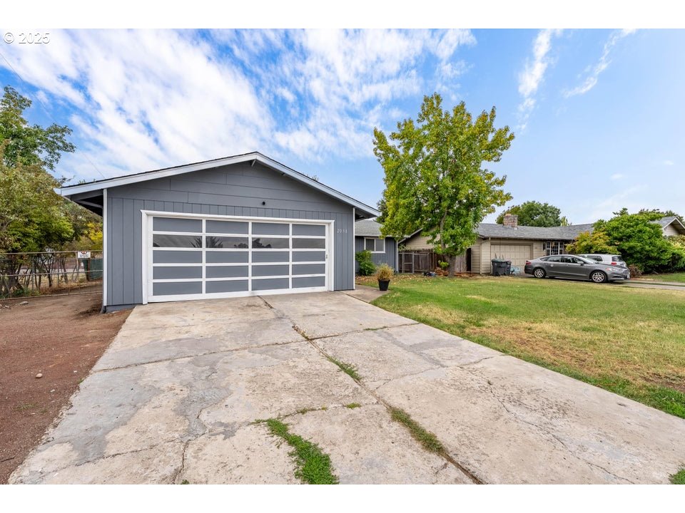 2098 Delta Waters Road Medford, OR 97504 - Photo 2 of 23