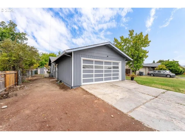 $325,000 | 2098 Delta Waters Road, Medford, OR 97504