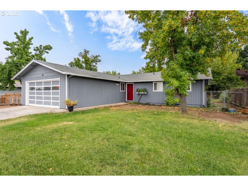 2098 Delta Waters Road Medford, OR 97504 - Photo 5 of 23