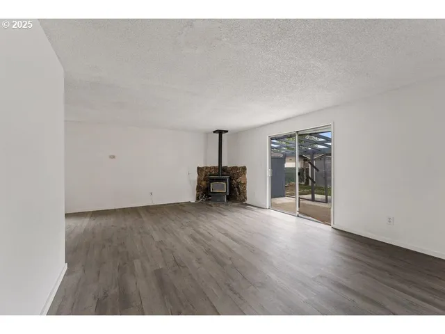 $325,000 | 2098 Delta Waters Road, Medford, OR 97504