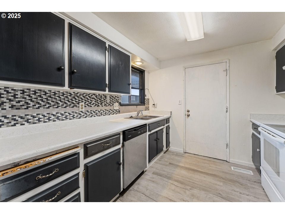 2098 Delta Waters Road Medford, OR 97504 - Photo 8 of 23