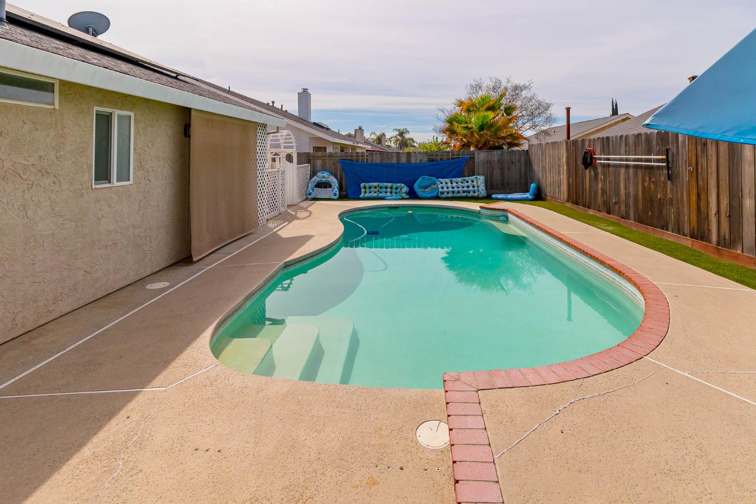 2913 Soquel Avenue Atwater, CA 95301 - Photo 27 of 29 a swimming pool with outdoor seating and plants
