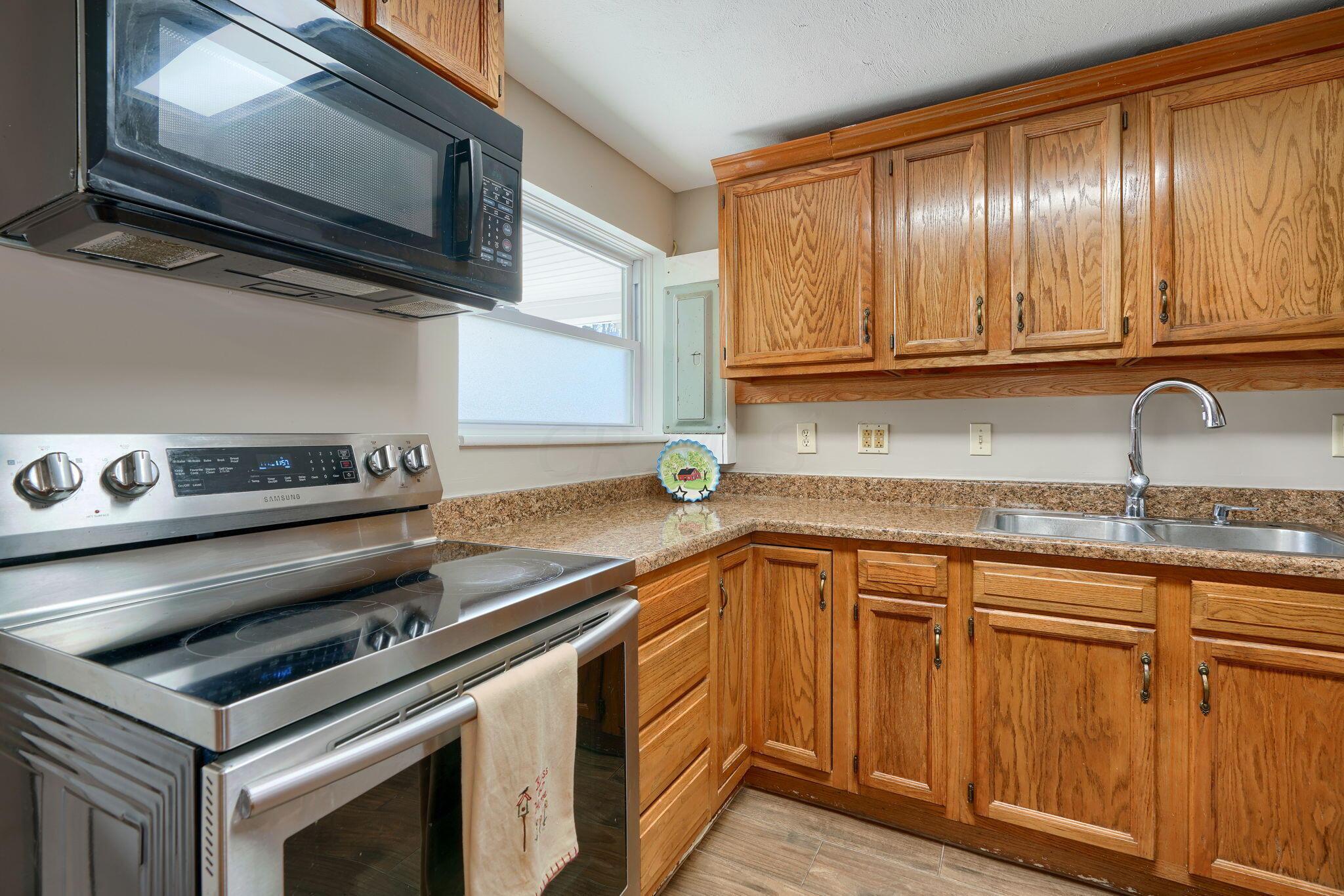 932 Demorest Road Columbus, OH 43204 - Photo 13 of 44 Stainless appliances