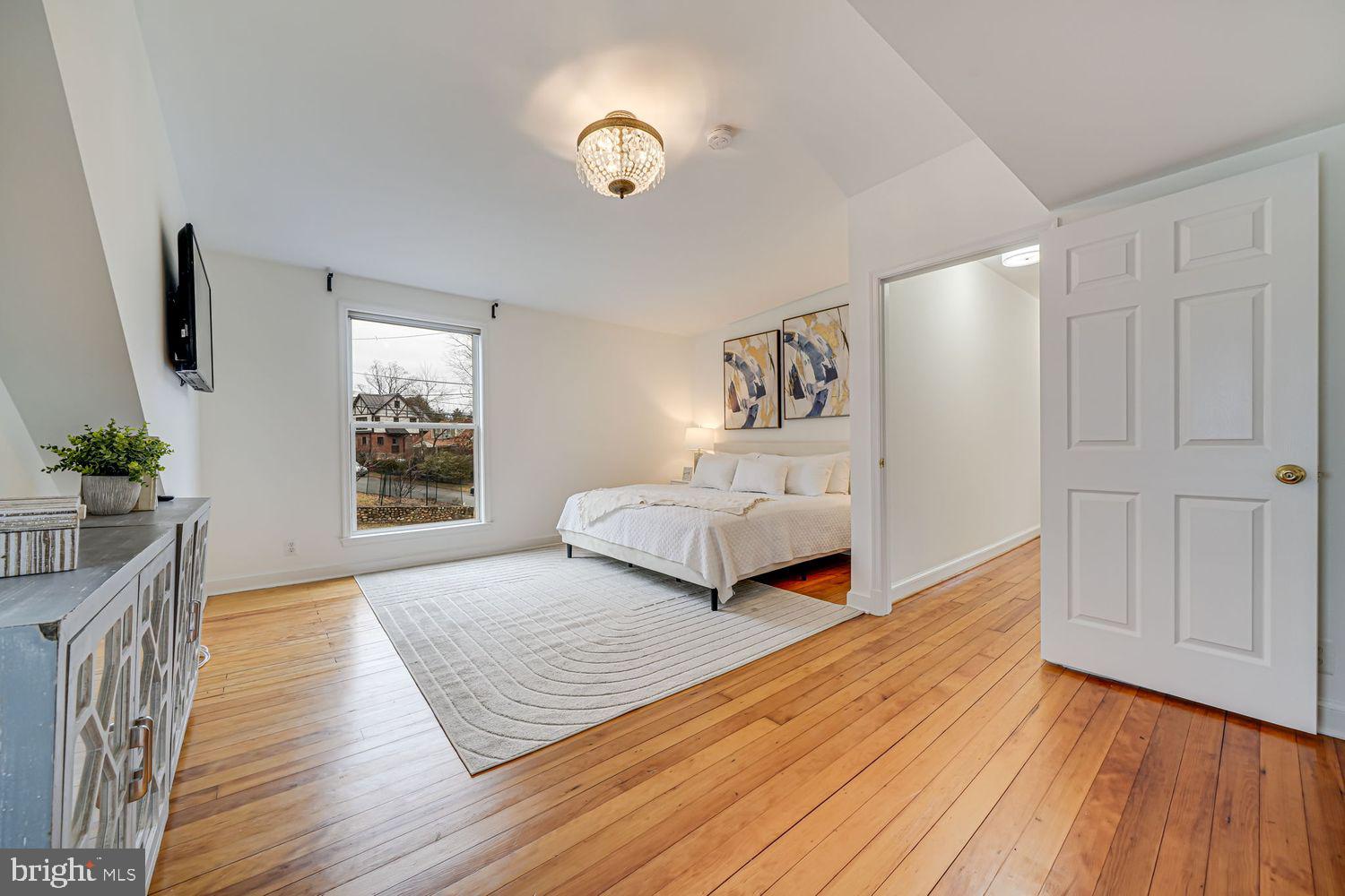 300 Highview Avenue Silver Spring, MD 20901 - Photo 19 of 47 Stunning HWF throughout