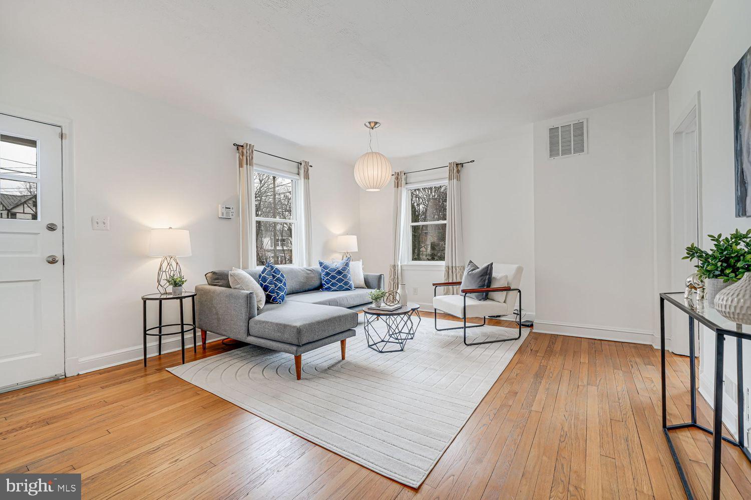 300 Highview Avenue Silver Spring, MD 20901 - Photo 6 of 47 Gracious, bright living room