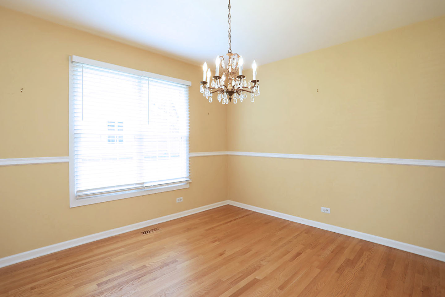 1324 Chartwell Road Schaumburg, IL 60169 - Photo 8 of 36