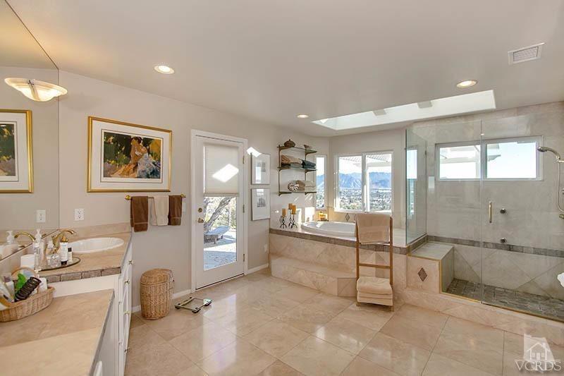 520 San Clemente Way Camarillo, CA 93010 - Photo 18 of 49 a large room with mirror