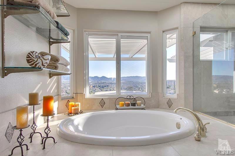 520 San Clemente Way Camarillo, CA 93010 - Photo 20 of 49 a bath tub sitting next to a window
