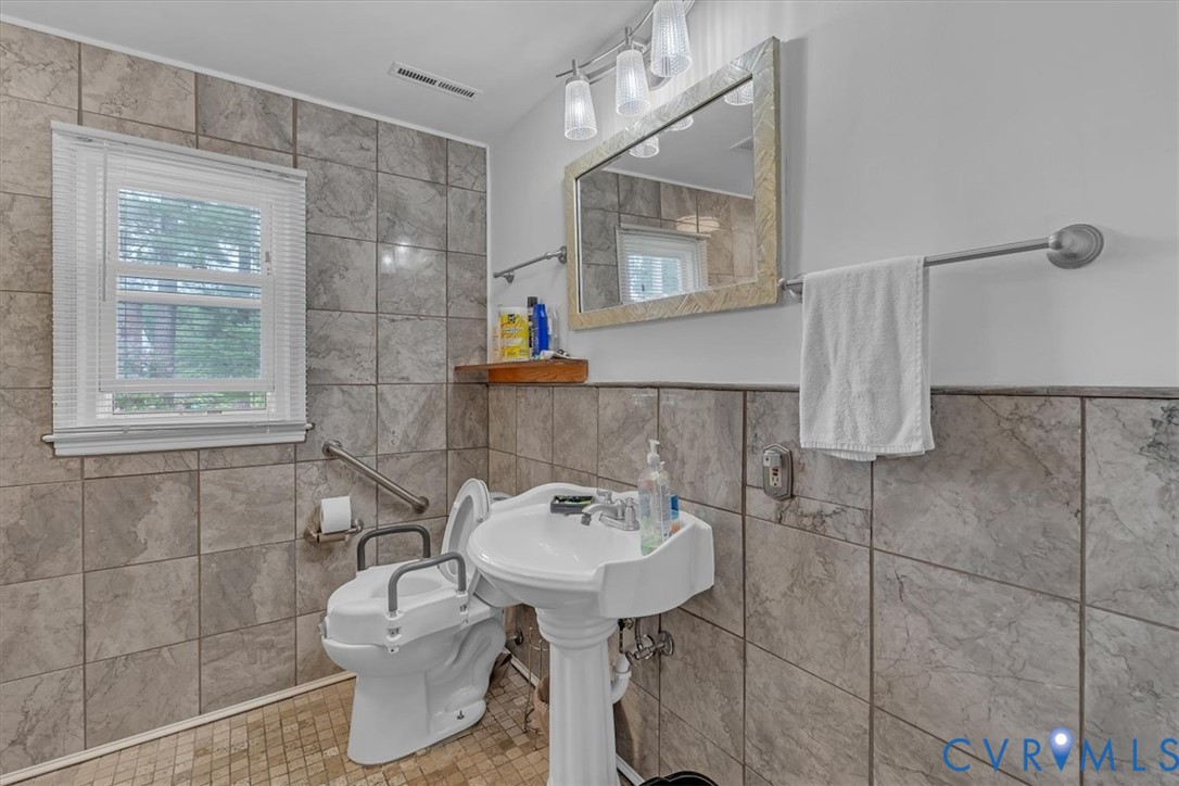 406 Windmere Drive Colonial Heights, VA 23834 - Photo 15 of 29 a bathroom with a sink toilet and shower