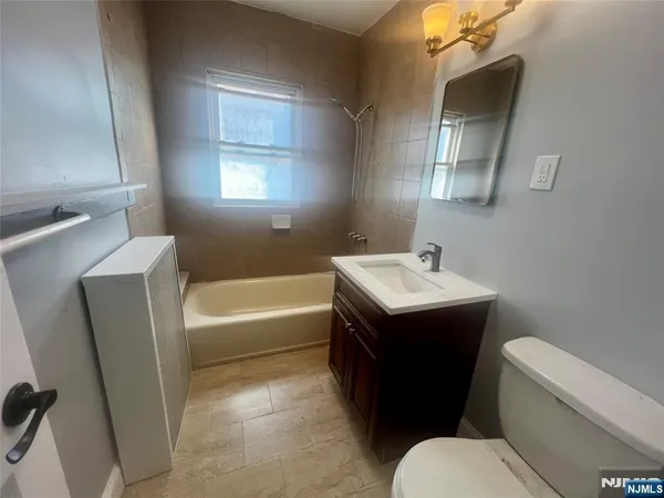 $2,800 | 114 Cloverdale Avenue, Unit 2, Paramus, NJ 07652