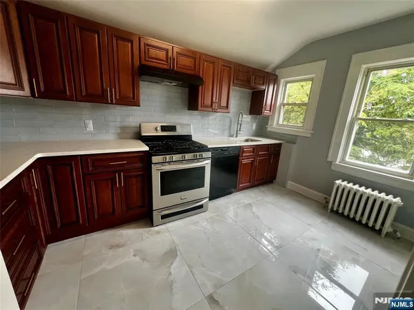 $2,800 | 114 Cloverdale Avenue, Unit 2, Paramus, NJ 07652