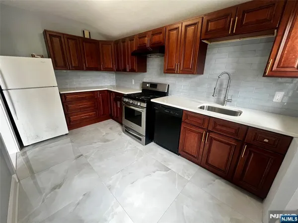 $2,800 | 114 Cloverdale Avenue, Unit 2, Paramus, NJ 07652