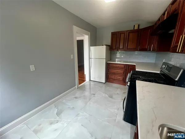 $2,800 | 114 Cloverdale Avenue, Unit 2, Paramus, NJ 07652