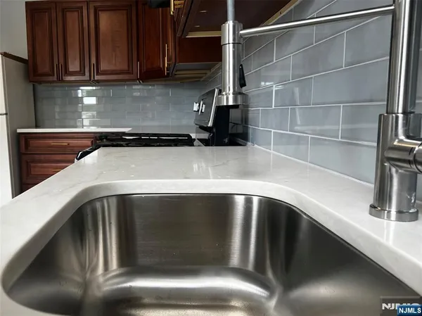 $2,800 | 114 Cloverdale Avenue, Unit 2, Paramus, NJ 07652