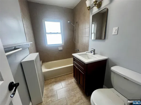 $2,800 | 114 Cloverdale Avenue, Unit 2, Paramus, NJ 07652