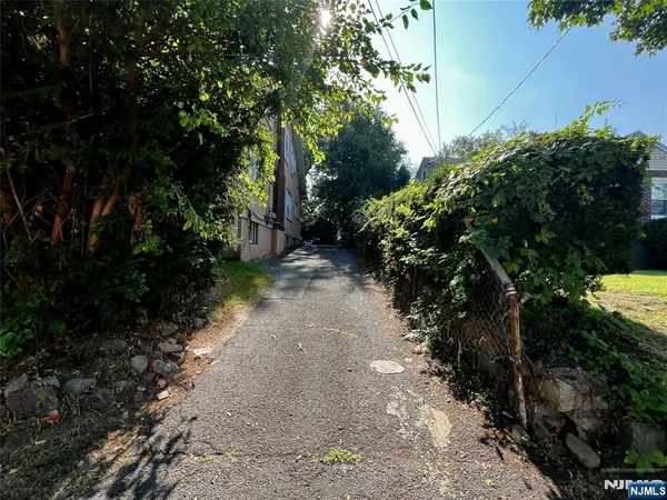 $2,800 | 114 Cloverdale Avenue, Unit 2, Paramus, NJ 07652