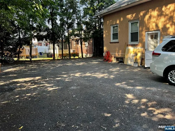 $2,800 | 114 Cloverdale Avenue, Unit 2, Paramus, NJ 07652