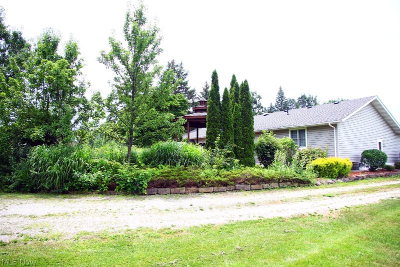 8901 Oberlin Road Elyria, OH 44035 - Photo 25 of 26 Lush landscaing