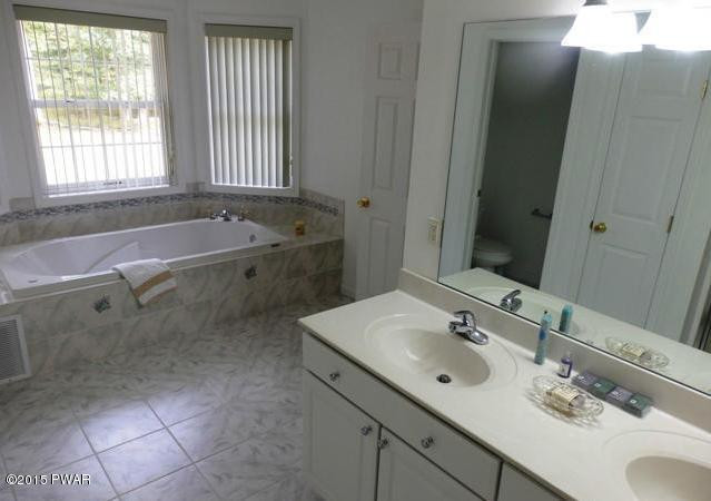 133 Oak Ridge Drive Milford, PA 18337 - Photo 5 of 12