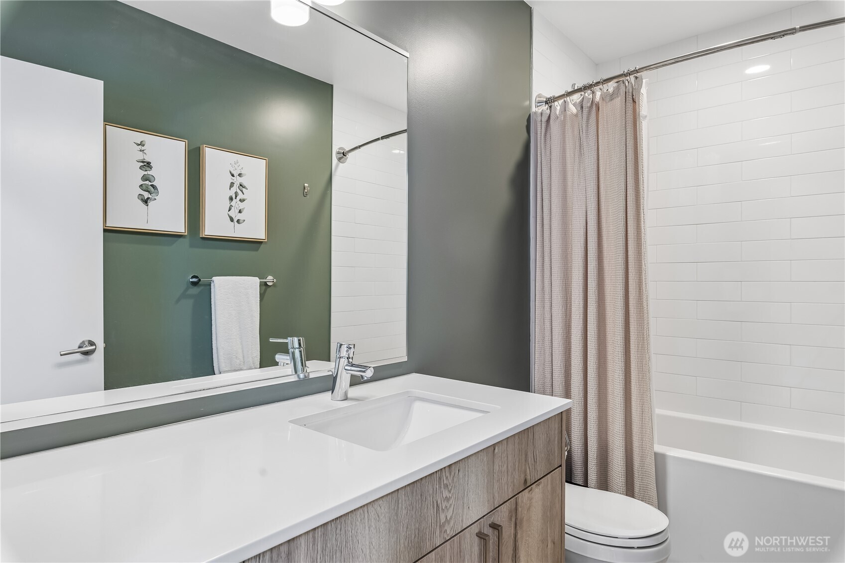 3665 Interlake Avenue North, Unit B Seattle, WA 98103 - Photo 13 of 24