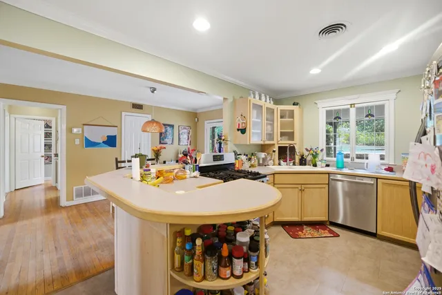 $1,700 | 126 Shadow Hill Drive, San Antonio, TX 78228