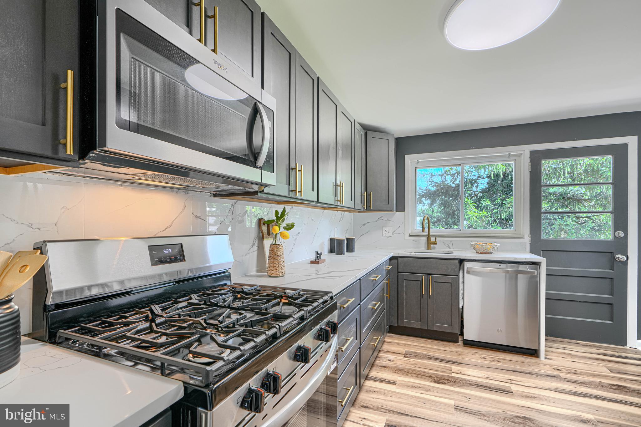 6821 Barnett Road Baltimore, MD 21239 - Photo 7 of 41