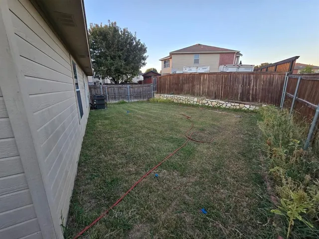 a view of a backyard