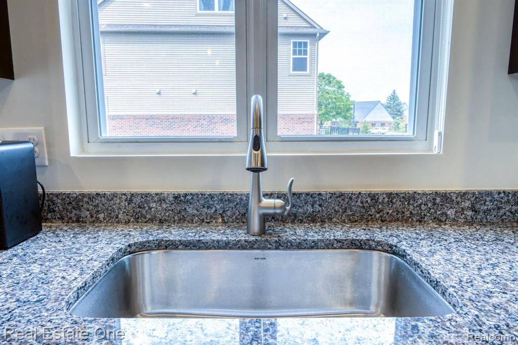 313 Glenhurst Boulevard Rochester Hills, MI 48307 - Photo 12 of 31