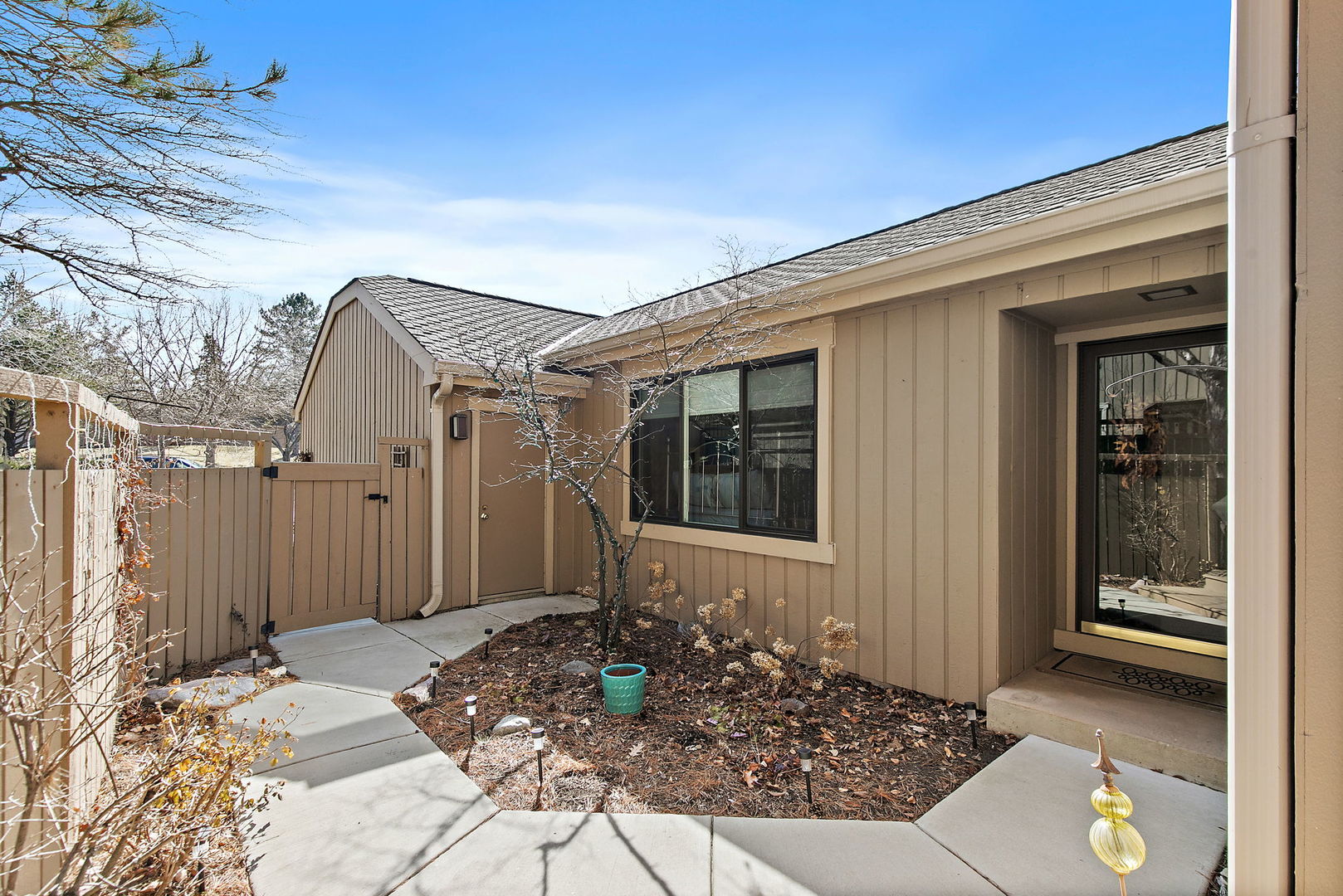 814 Oak Hill Road Lake Barrington, IL 60010 - Photo 2 of 59 a front view of a house