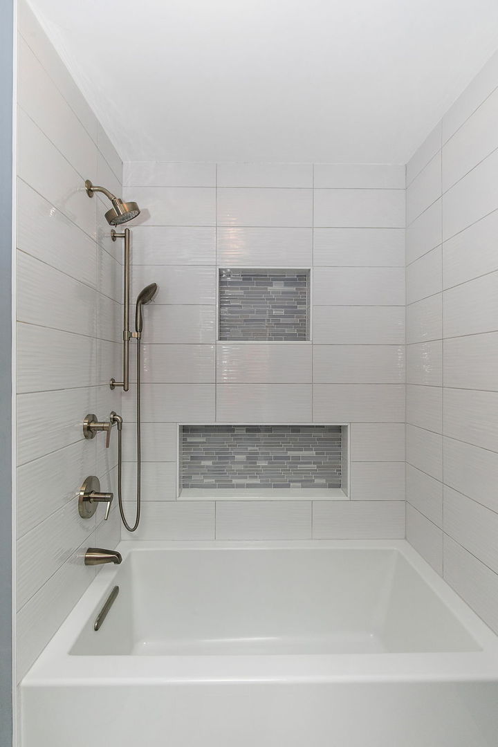 814 Oak Hill Road Lake Barrington, IL 60010 - Photo 26 of 59 a close view of a bathtub in bathroom