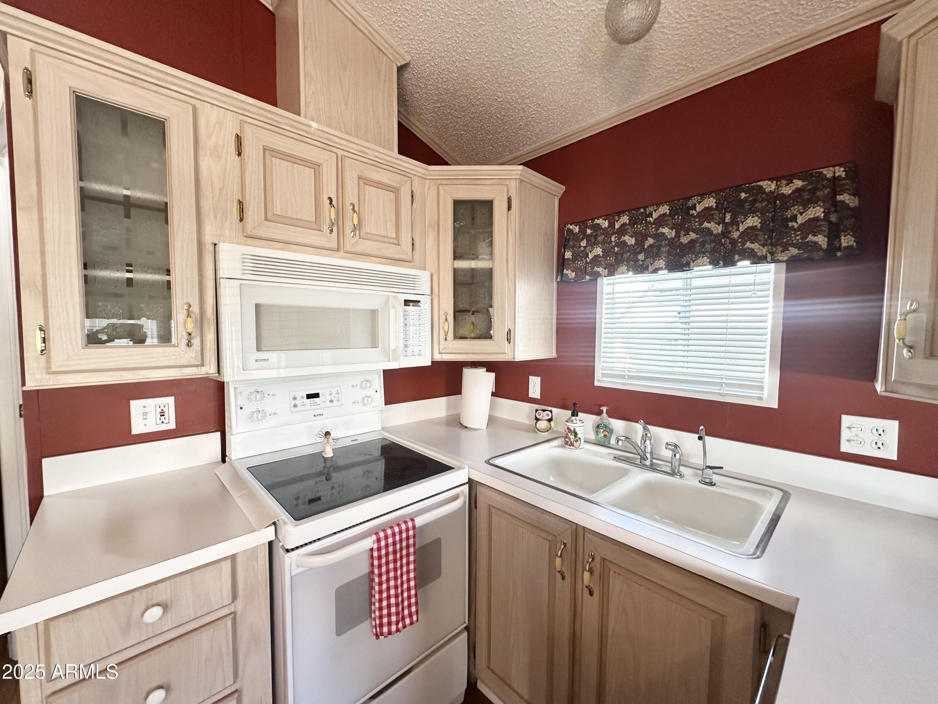 587 South Jasper Drive, Unit 587 Apache Junction, AZ 85119 - Photo 23 of 65 SMOOTH TOP STOVE