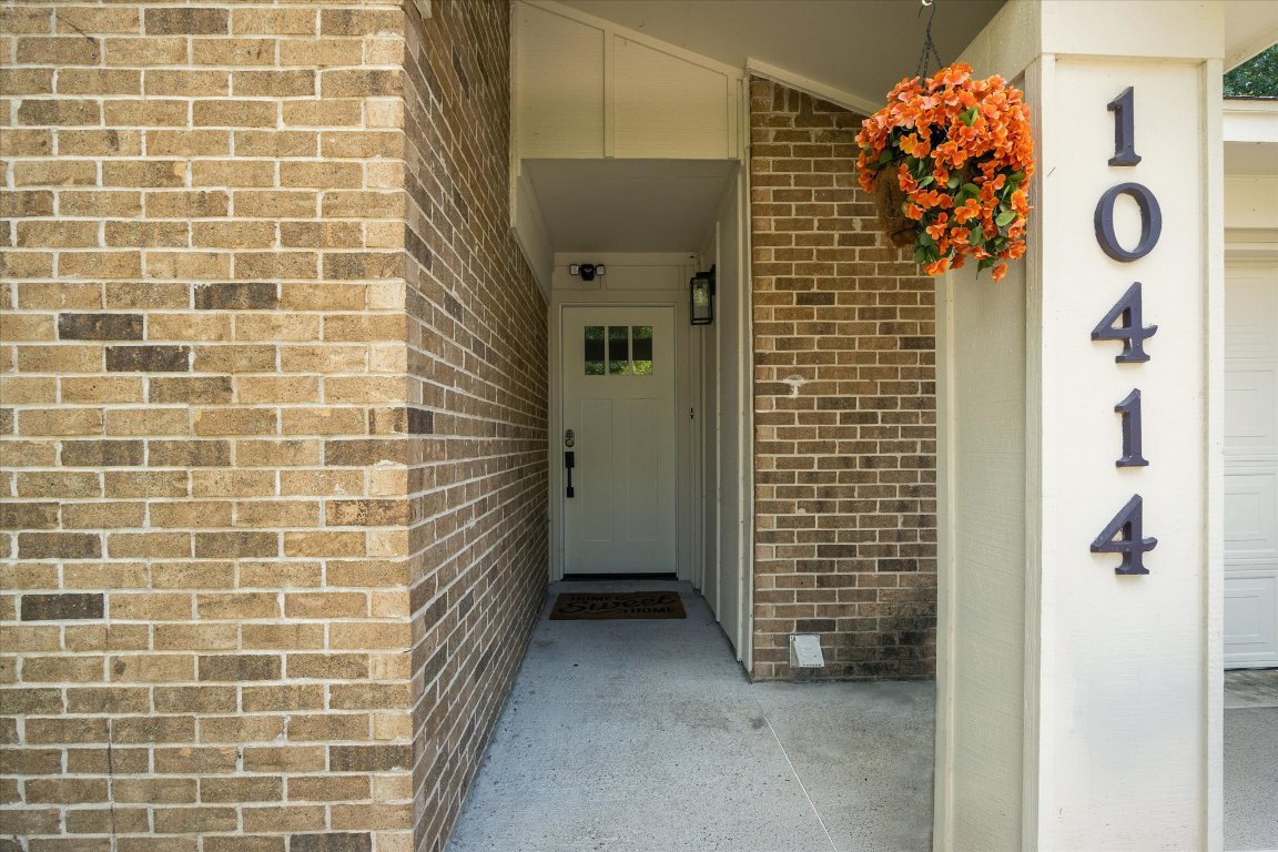 10414 Quail Ridge Drive Austin, TX 78758 - Photo 7 of 17 a bathroom with a shower