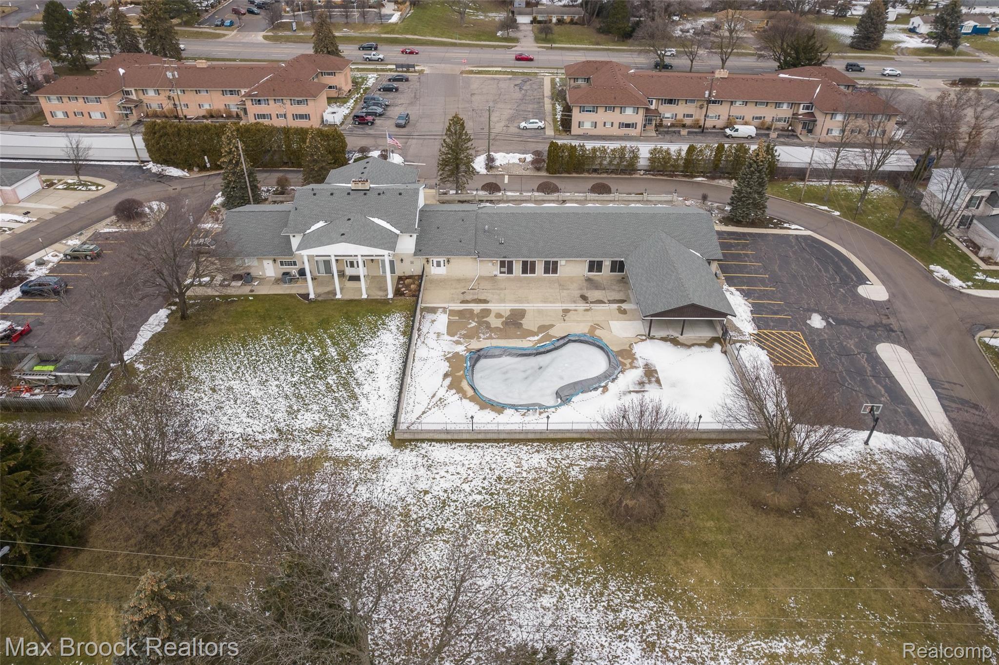 83 Stratford Lane Rochester, MI 48309 - Photo 20 of 20 Clubhouse and Pool
