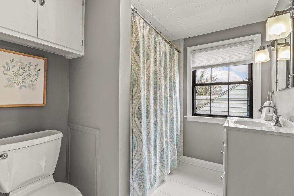 302 East Beaumont Road Columbus, OH 43214 - Photo 19 of 30 2nd Floor Full Bath