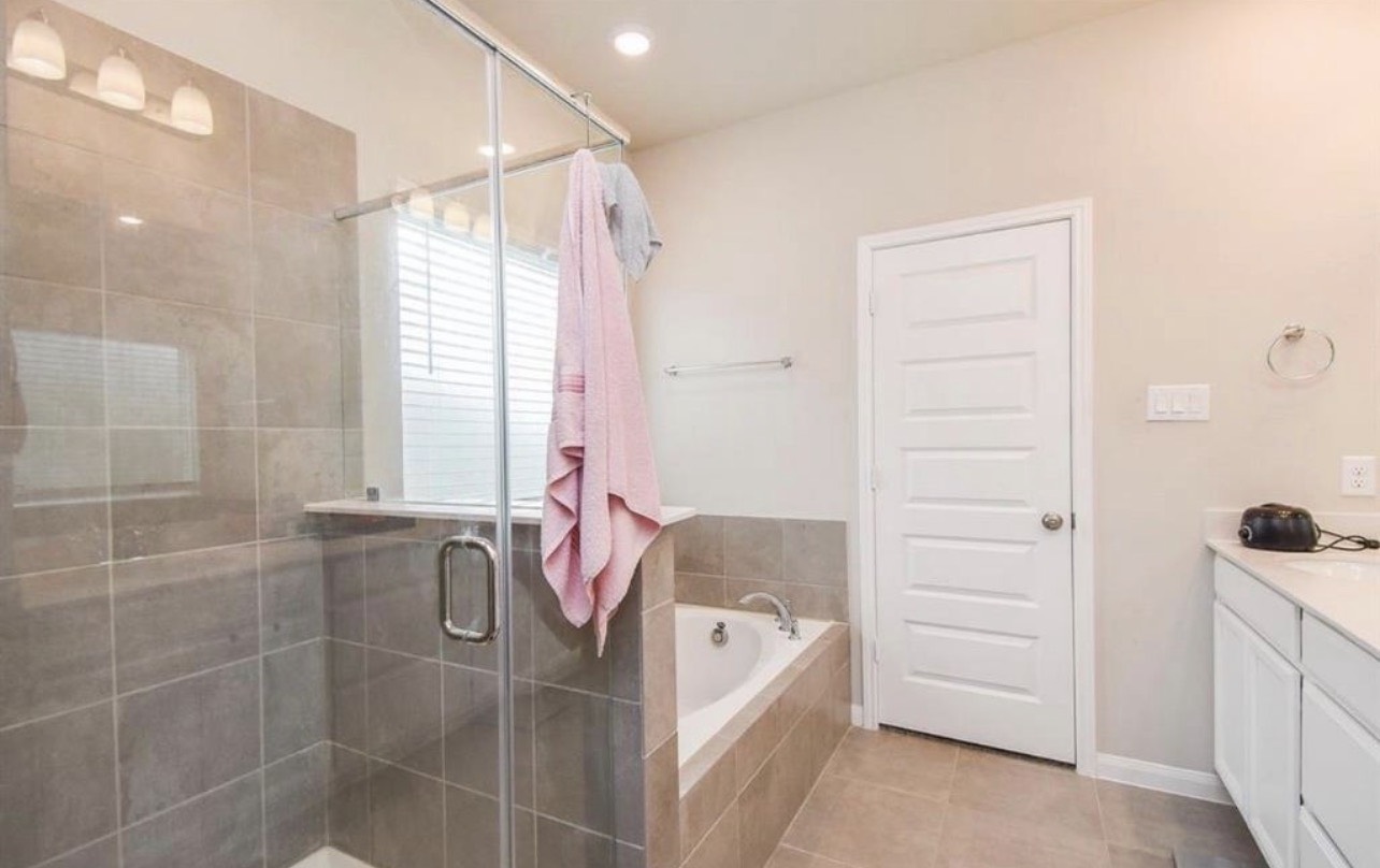 6927 Ventura Drive Rosharon, TX 77583 - Photo 6 of 24 a bathroom with a tub a sink and a shower