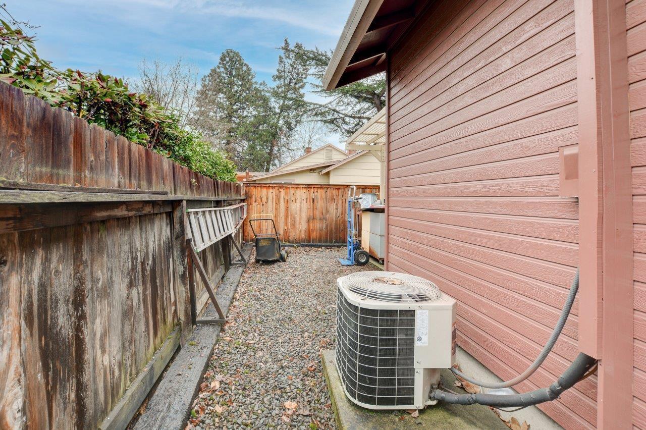 1382 Heather Lane Central Point, OR 97502 - Photo 24 of 30 25
