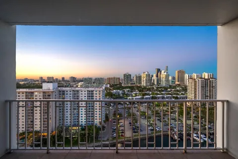$329,999 | 500 Bayview Drive, Unit 2023, Sunny Isles Beach, FL 33160