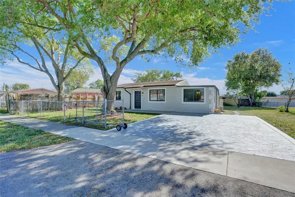 $2,600 | 136 Miami Gardens Road, West Park, FL 33023