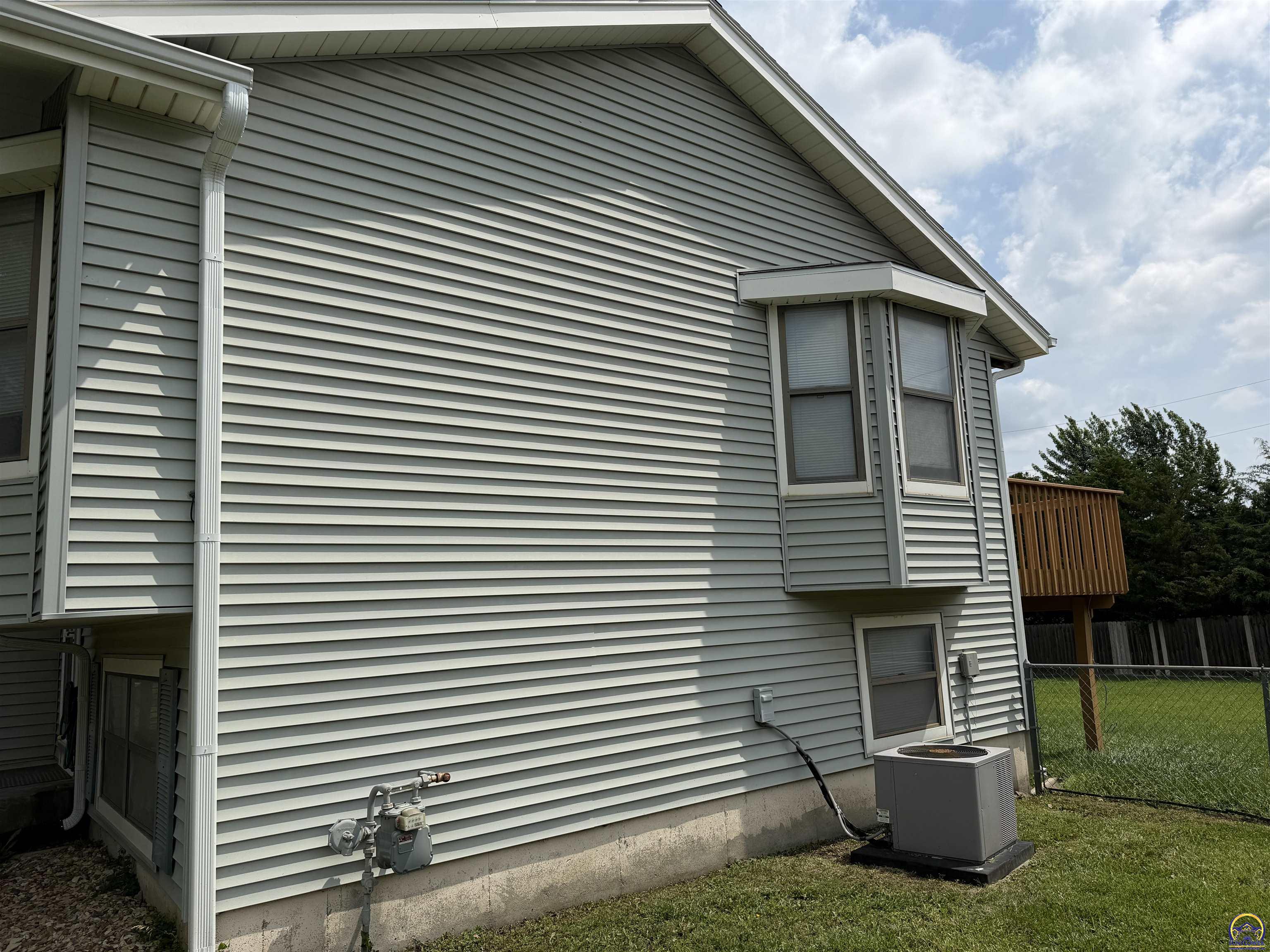 2514 Southwest Maxfield Road Topeka, KS 66614 - Photo 4 of 37
