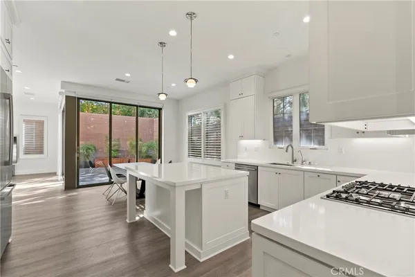 $6,000 | 112 Vigna, Irvine, CA 92602